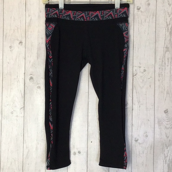 Women’s XS Black Fabletics Cropped Workout  Pants - Picture 1 of 4